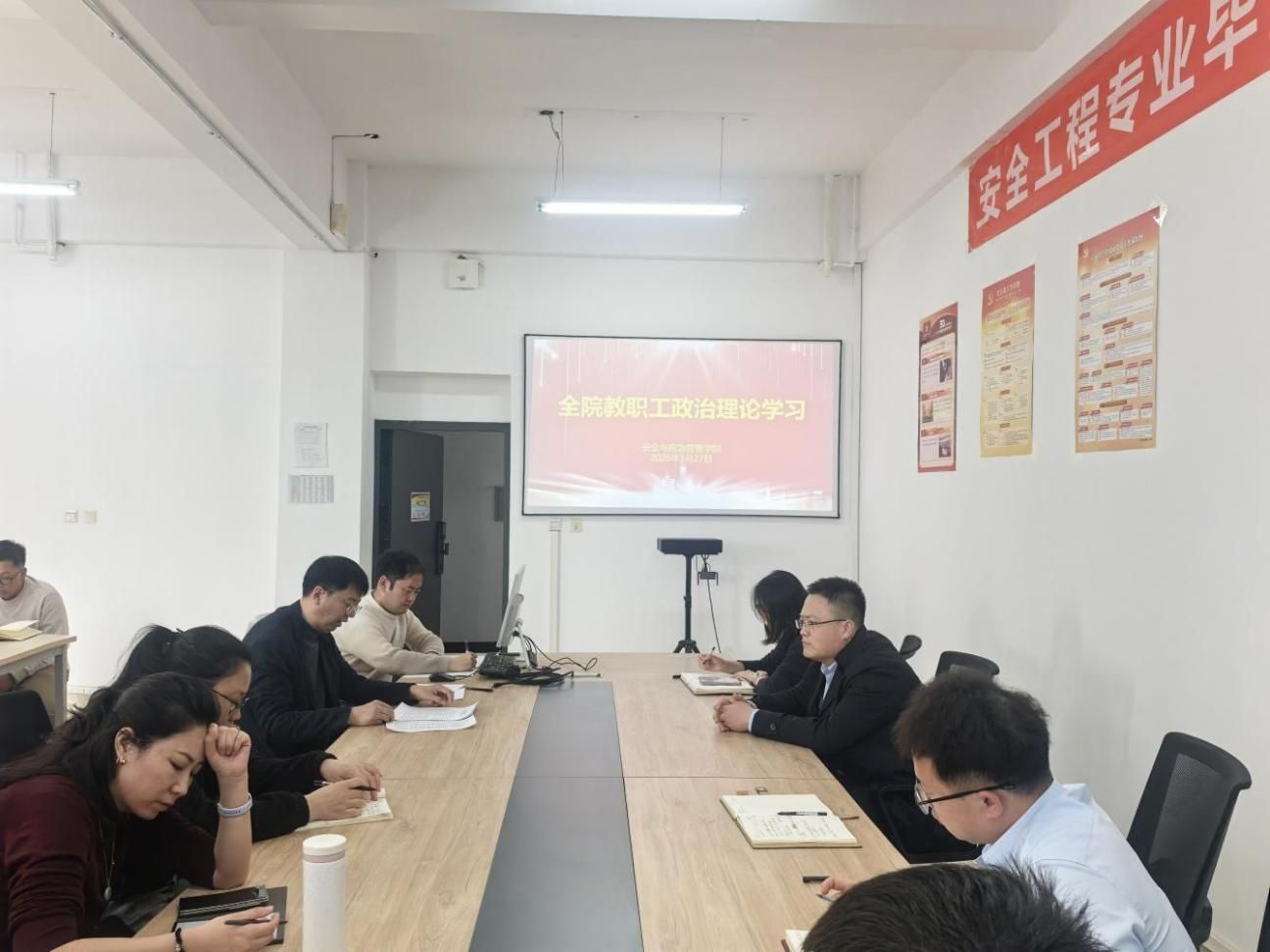 beat365vip官网登录入口举行教职工政治理论学习会深入学习全国两会精神