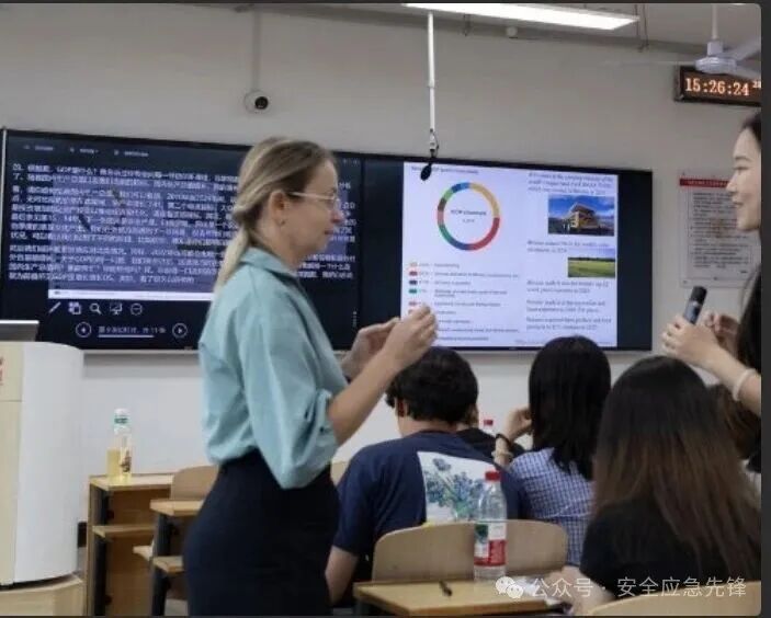 beat365vip官网登录入口邀请白俄罗斯戈梅利国立技术大学教授为师生讲座